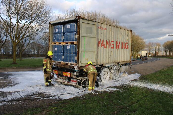 Oplegger met zeecontainer vliegt in brand op verzorgingsplaats