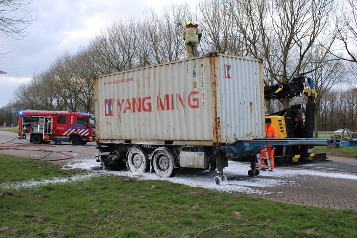 Oplegger met zeecontainer vliegt in brand op verzorgingsplaats