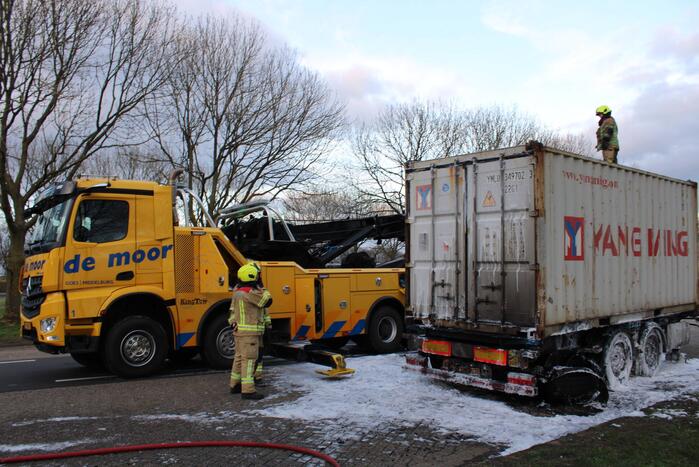 Oplegger met zeecontainer vliegt in brand op verzorgingsplaats