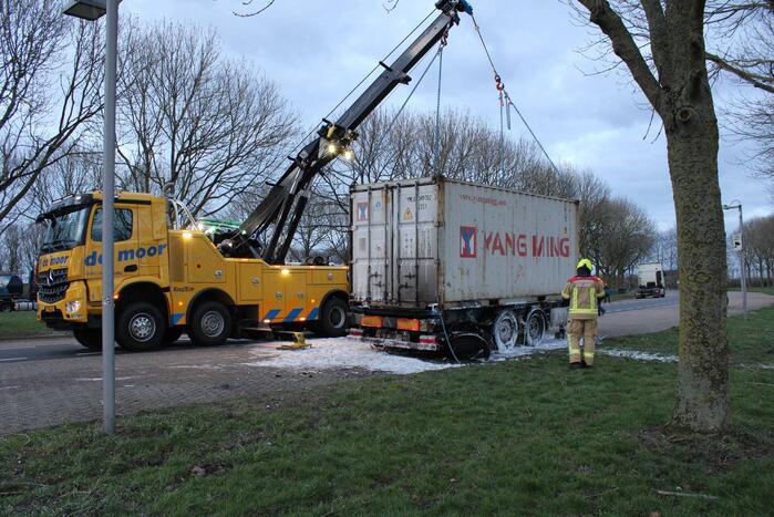 Oplegger met zeecontainer vliegt in brand op verzorgingsplaats