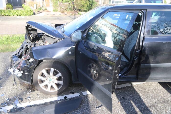 Flinke schade bij kettingbotsing tussen vier voertuigen