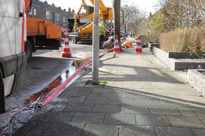 Kraan zorgt voor waterleidingbreuk
