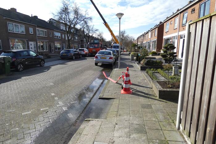 Kraan zorgt voor waterleidingbreuk