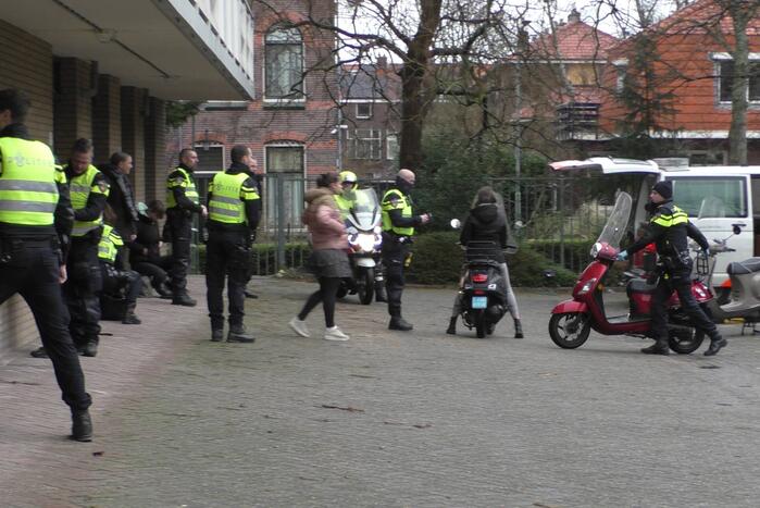 Politie houdt voertuigencontrole op pakeerplaats