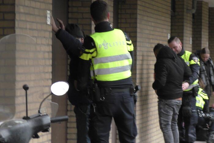 Politie houdt voertuigencontrole op pakeerplaats