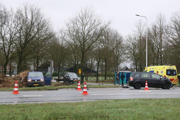 Automobilist botst in flank van bestelbus
