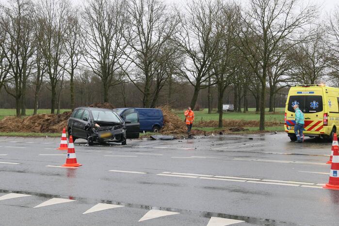 Automobilist botst in flank van bestelbus