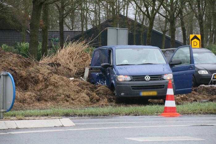 Automobilist botst in flank van bestelbus