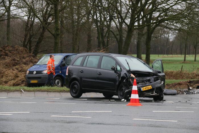Automobilist botst in flank van bestelbus