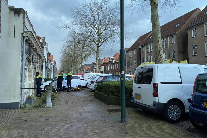 Bestuurder verliest macht over voertuig en botst tegen gebouw