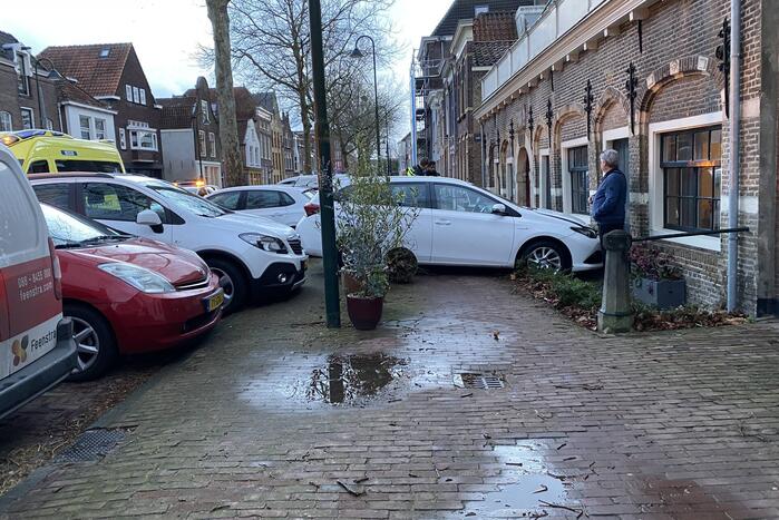 Bestuurder verliest macht over voertuig en botst tegen gebouw