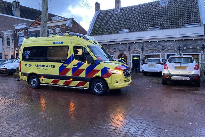 Bestuurder verliest macht over voertuig en botst tegen gebouw