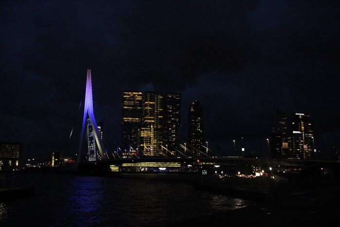 Erasmusbrug kleurt blauw-geel