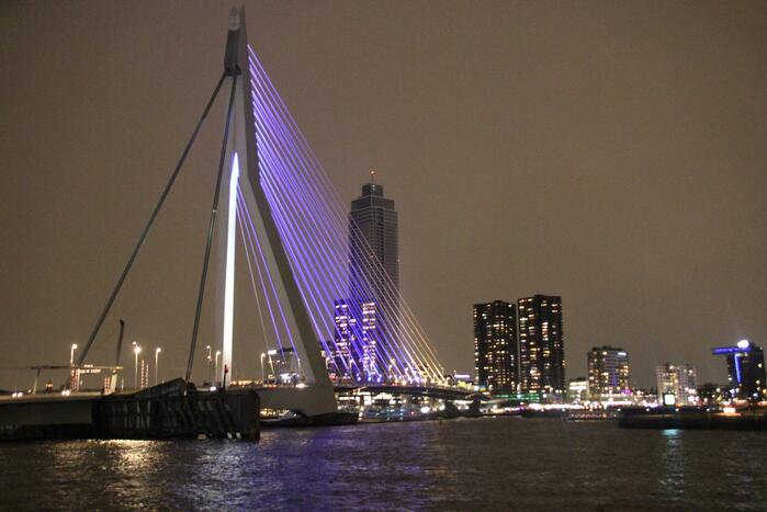 Erasmusbrug kleurt blauw-geel