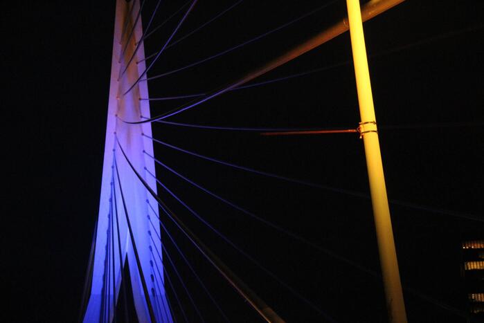 Erasmusbrug kleurt blauw-geel