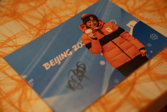 Skeletonster Kimberley Bos gehuldigd door burgemeester