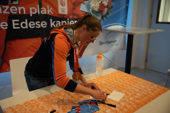 Skeletonster Kimberley Bos gehuldigd door burgemeester