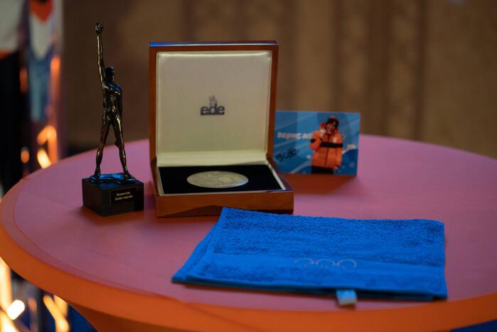 Skeletonster Kimberley Bos gehuldigd door burgemeester