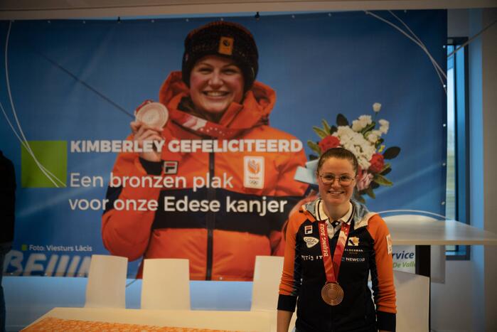 Skeletonster Kimberley Bos gehuldigd door burgemeester