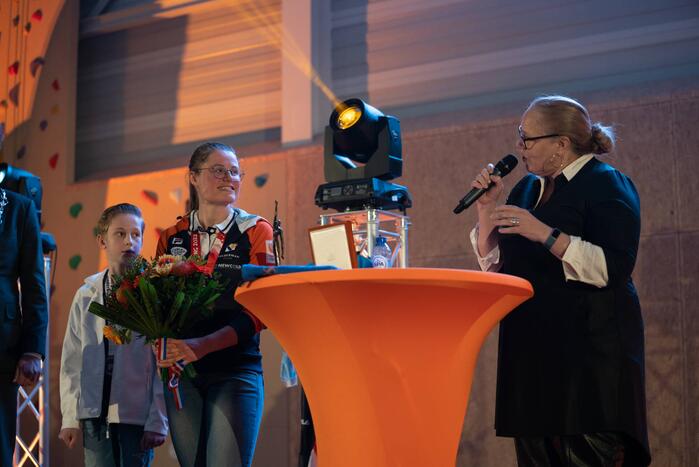 Skeletonster Kimberley Bos gehuldigd door burgemeester