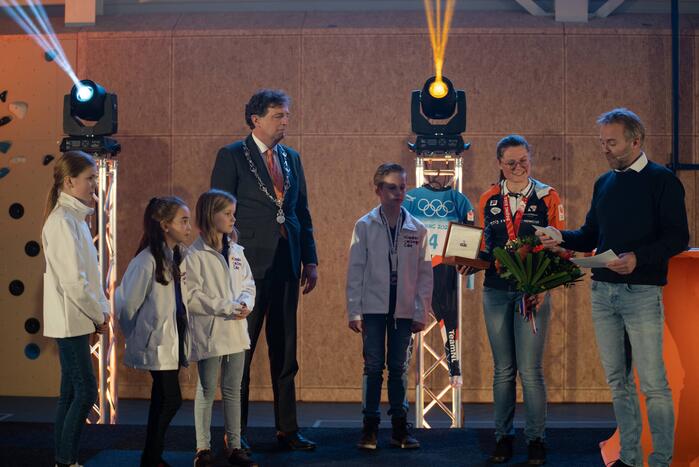 Skeletonster Kimberley Bos gehuldigd door burgemeester