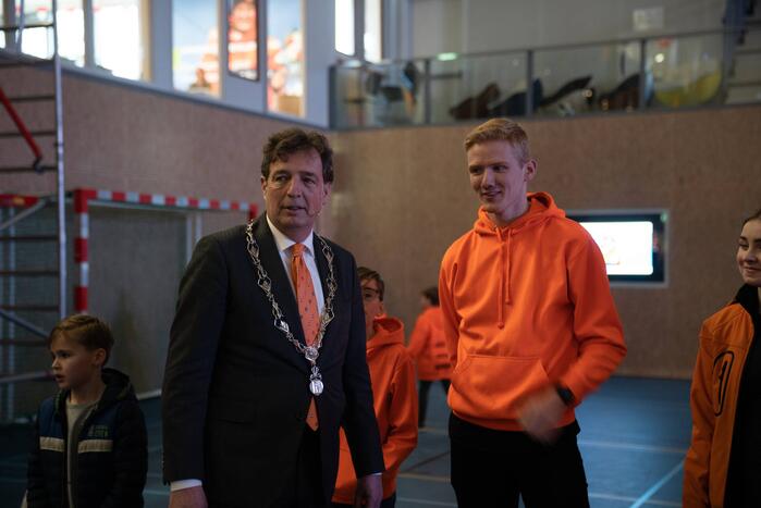 Skeletonster Kimberley Bos gehuldigd door burgemeester