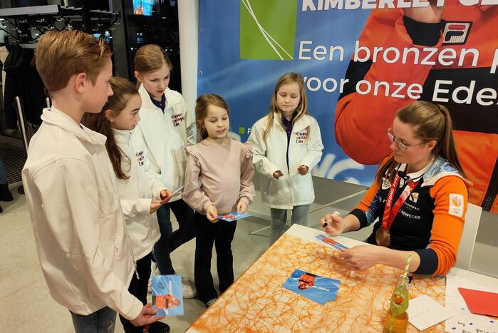 Skeletonster Kimberley Bos gehuldigd door burgemeester