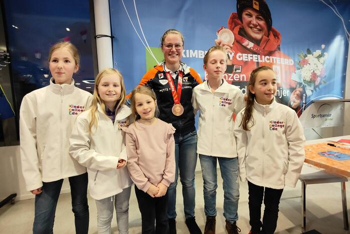 Skeletonster Kimberley Bos gehuldigd door burgemeester