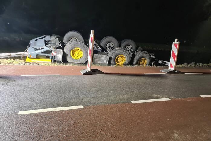 Kraan zakt weg en valt om in water