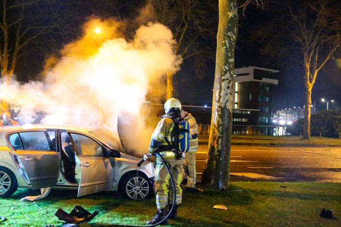 Auto vliegt in brand na botsing tegen boom