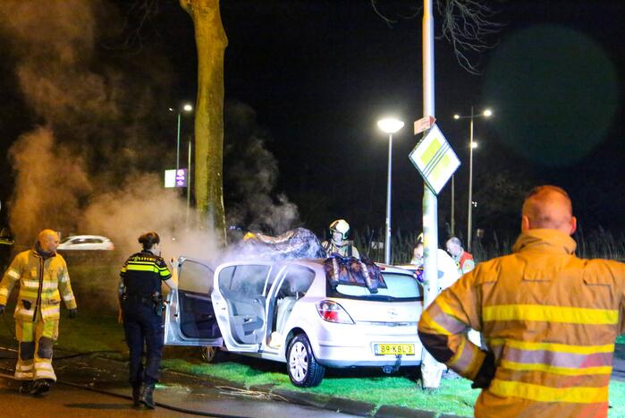 Auto vliegt in brand na botsing tegen boom