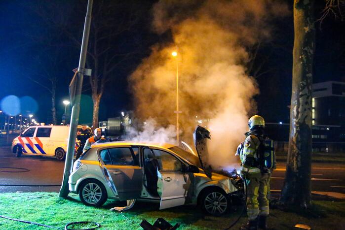 Auto vliegt in brand na botsing tegen boom