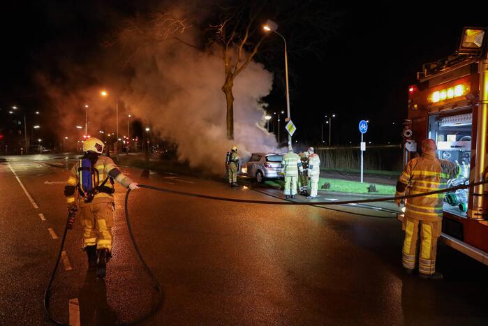 Auto vliegt in brand na botsing tegen boom