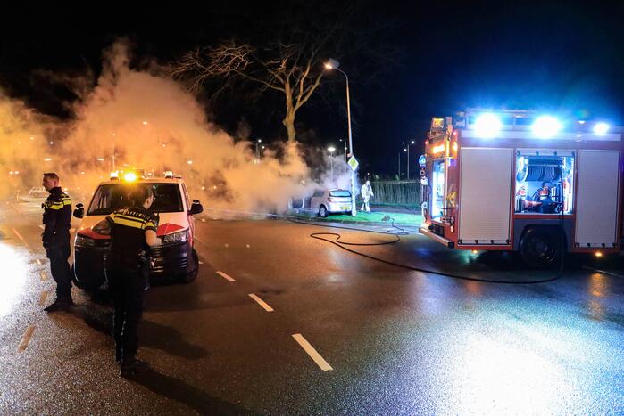 Auto vliegt in brand na botsing tegen boom