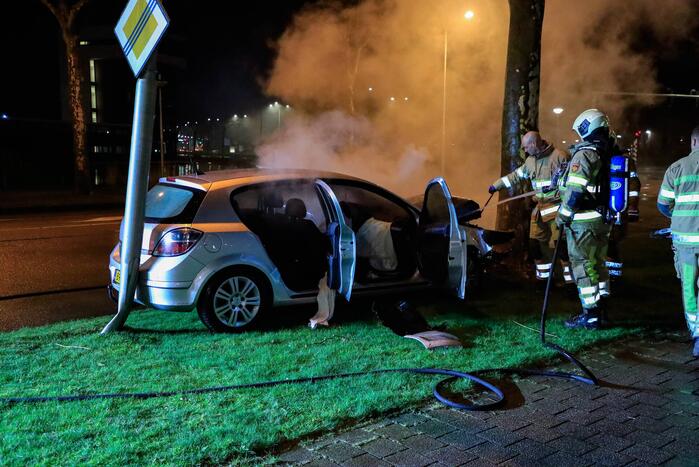 Auto vliegt in brand na botsing tegen boom