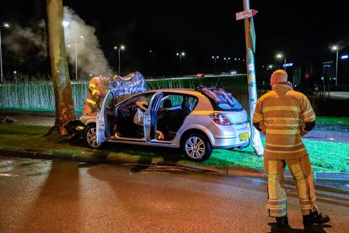 Auto vliegt in brand na botsing tegen boom