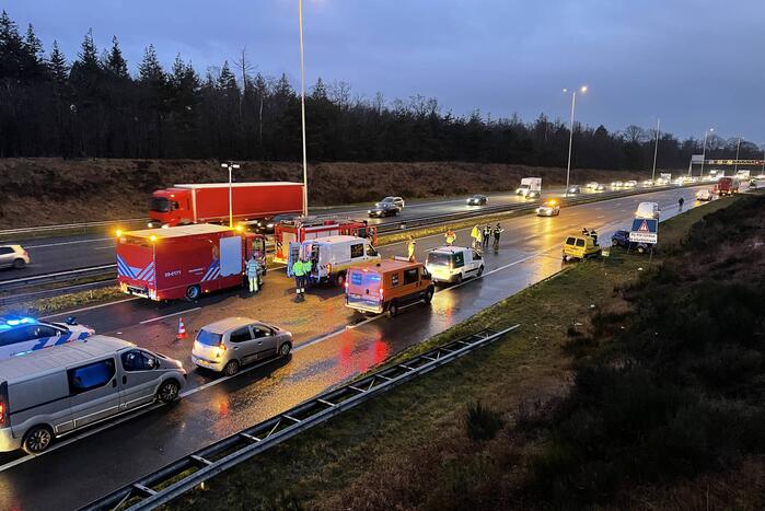 Snelweg afgesloten door ernstig verkeersongeval