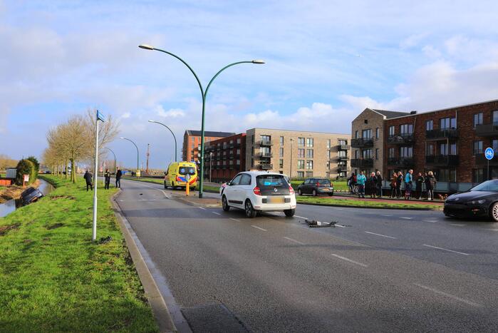 Auto belandt in sloot na botsing