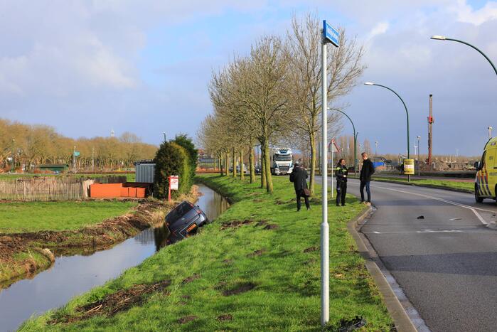 Auto belandt in sloot na botsing