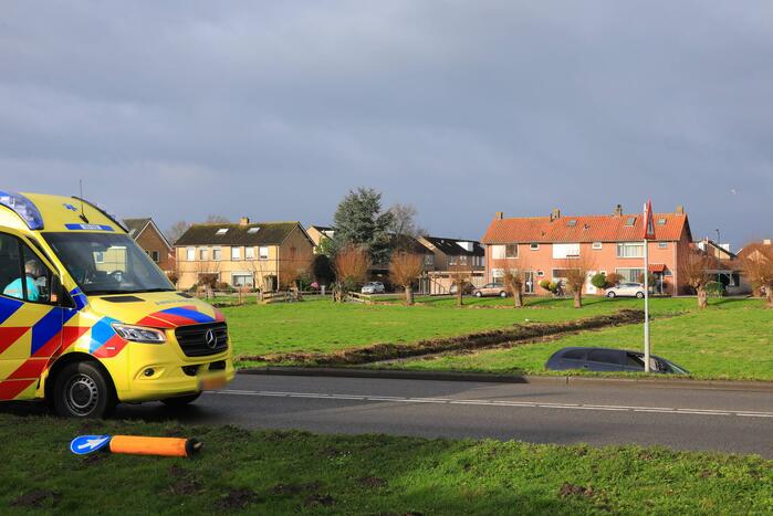 Auto belandt in sloot na botsing