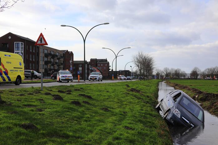 Auto belandt in sloot na botsing
