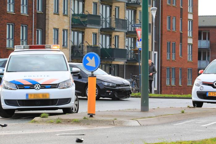 Auto belandt in sloot na botsing