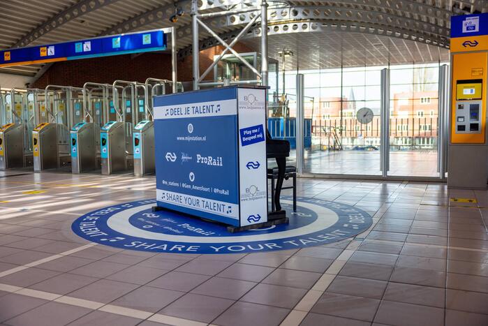Piano feestelijk geplaatst in stationshal NS-station