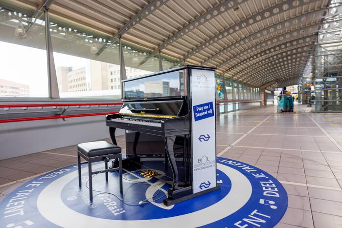 Piano feestelijk geplaatst in stationshal NS-station
