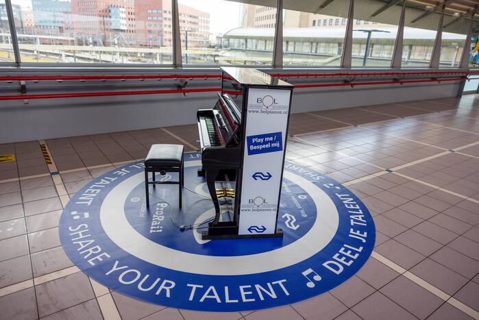 Piano feestelijk geplaatst in stationshal NS-station