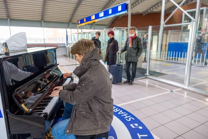 Piano feestelijk geplaatst in stationshal NS-station