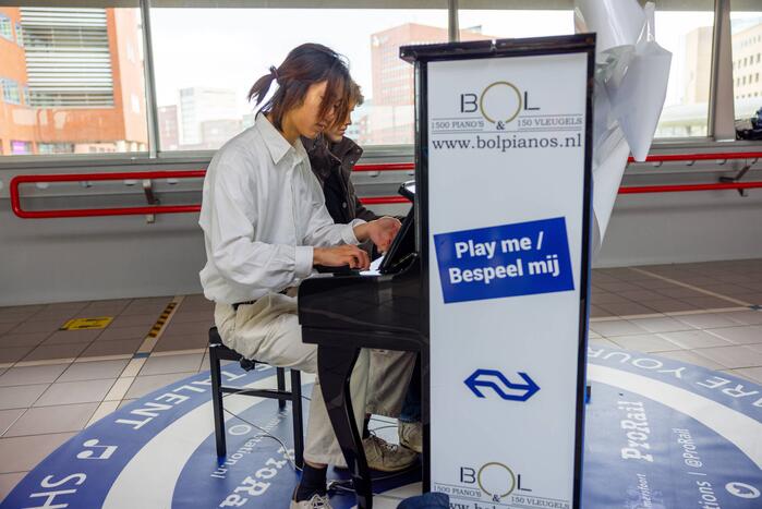 Piano feestelijk geplaatst in stationshal NS-station