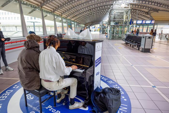Piano feestelijk geplaatst in stationshal NS-station