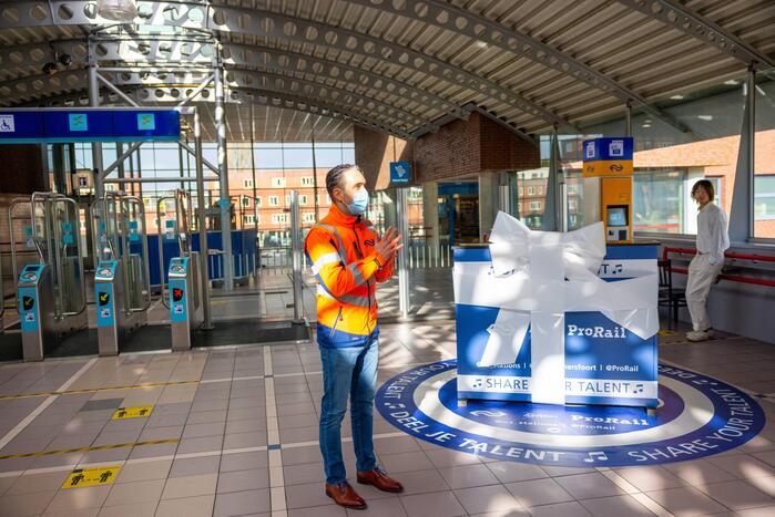 Piano feestelijk geplaatst in stationshal NS-station