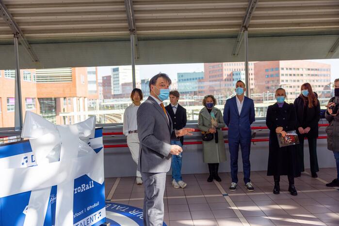 Piano feestelijk geplaatst in stationshal NS-station